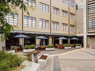 Tasman-Cafe-Umbrellas